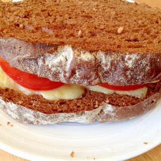 ライ麦パンでトマトとチーズとオリーブのサンドイッチ